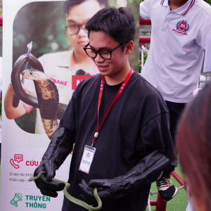 Viet Snake Rescuer