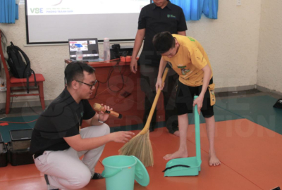 Xử lý rắn vào nhà bằng chổi, ky và xô có nắp — buổi học tại Cần Giờ